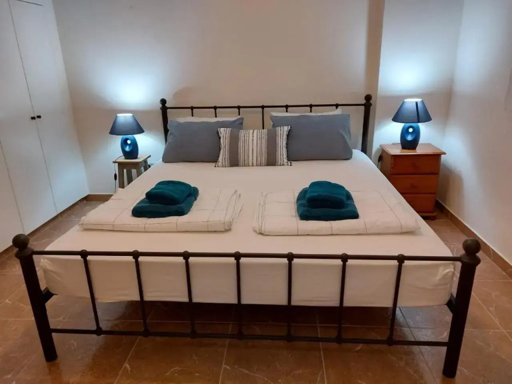 Queens Gardens suite by the sea, pool and mall