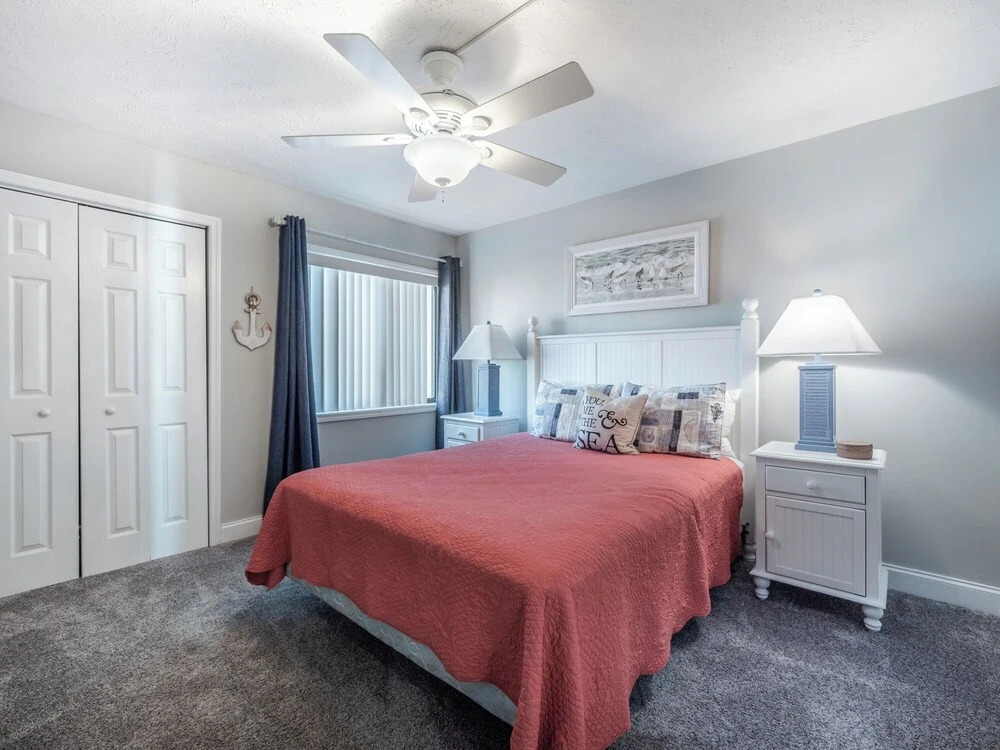 Oceanfront Condo with pool - Walk to the Tiki Bar