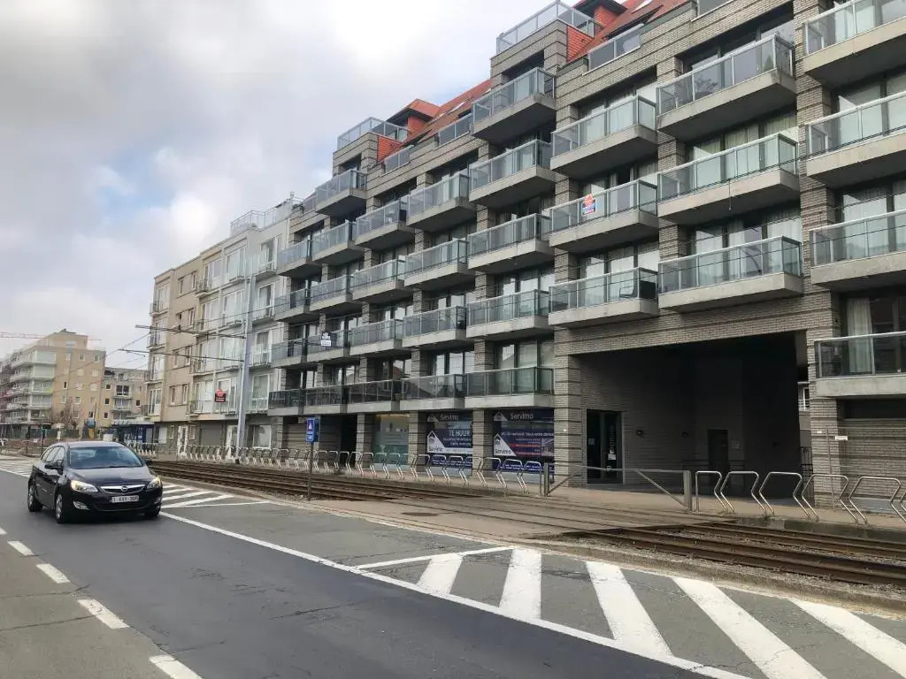 Cosy, trendy en zuid gelegen ruim appartement op 100m van strand en winkelstraat
