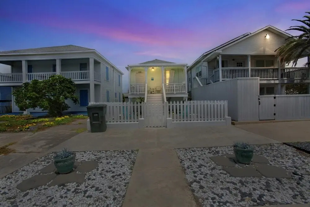 Lazy Days Cottage - Amazing Views And Great Location! 2 Bedroom Home by Redawning