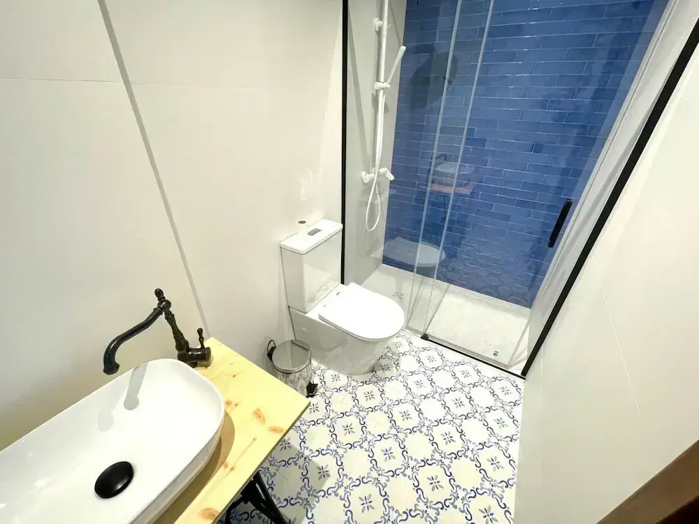 Los Angeles With 3 Bedrooms and 3 Bathrooms