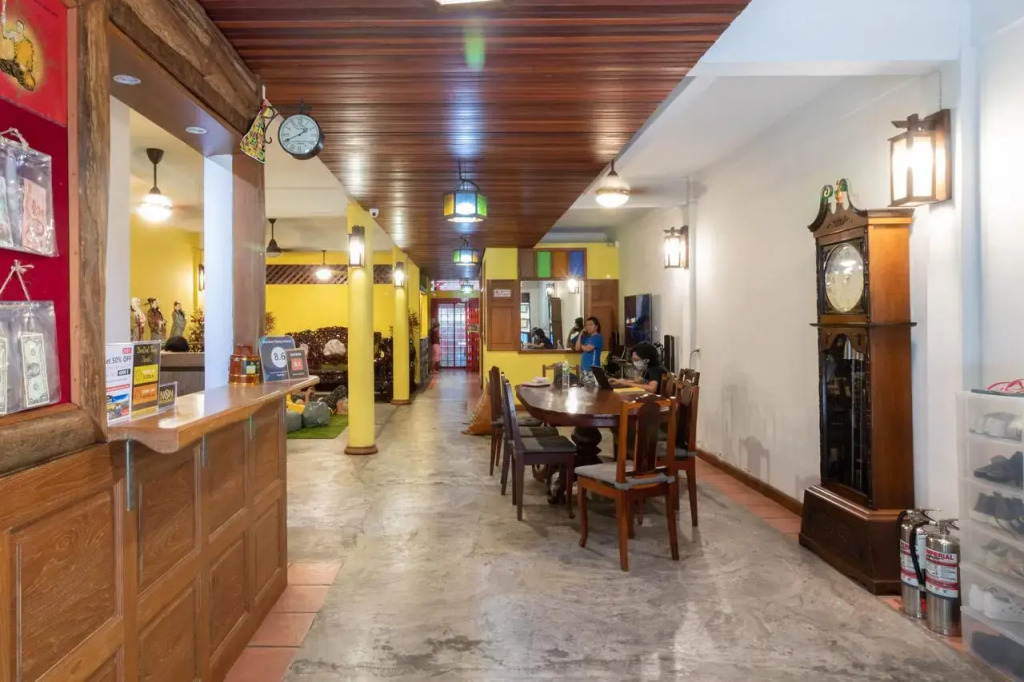 Banthat Thong Hostel