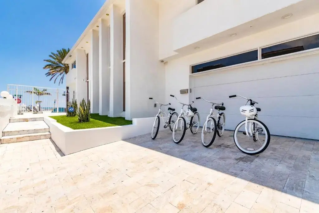 Sea Breeze by Avantstay Across From Fort Lauderdale Beach Pool Out Door Dining Fire pit
