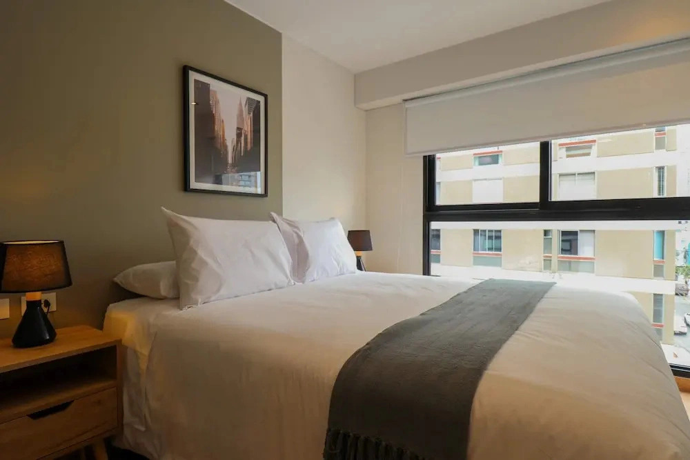 w Engaging 2BR Retreat w Balcony in Miraflores