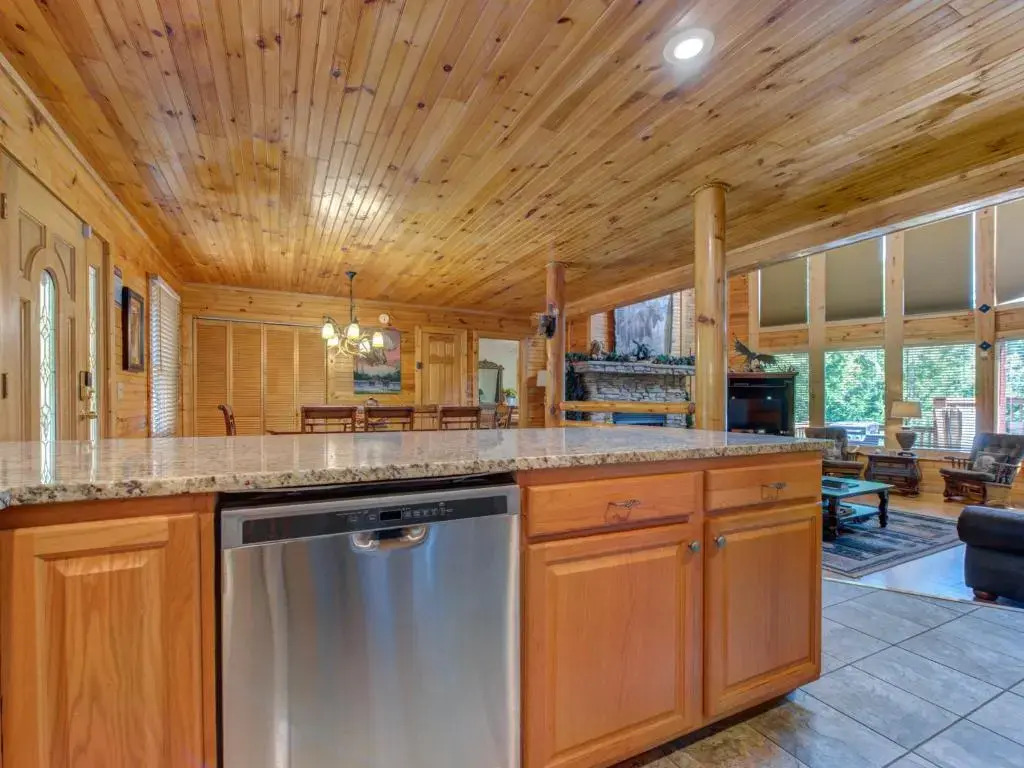 The Moose is Loose, 4 Bedrooms, Mountain View, Hot Tub, Sleeps 10
