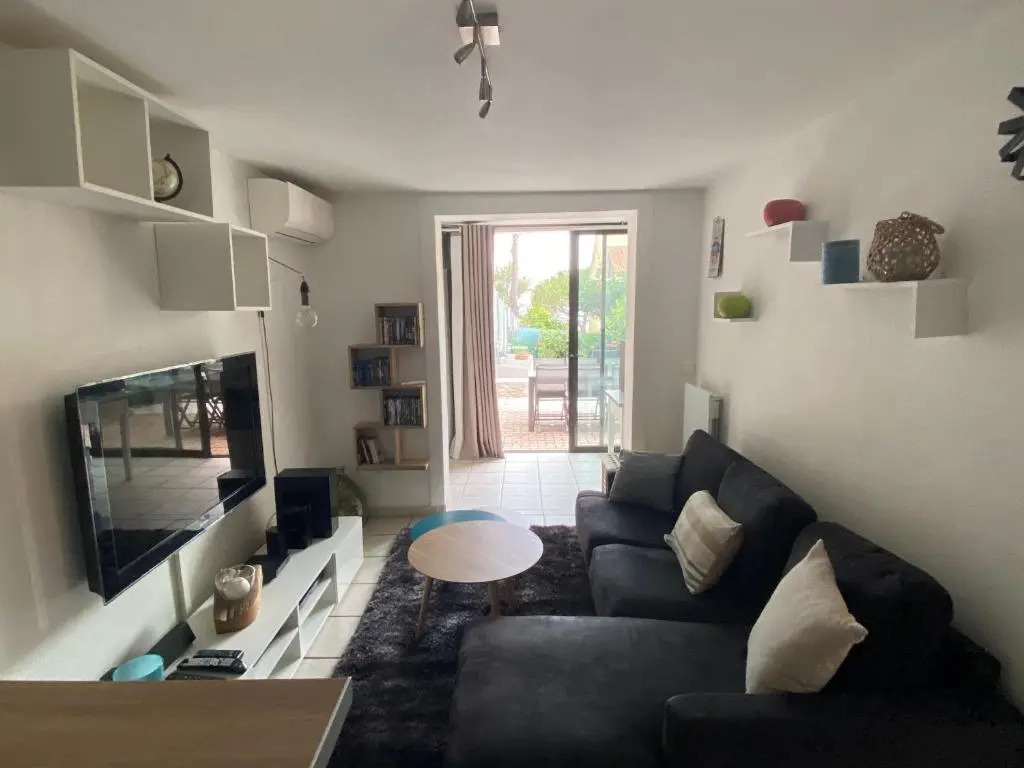 Logement entier T2 climatisé, parking gratuit, jardin, mer