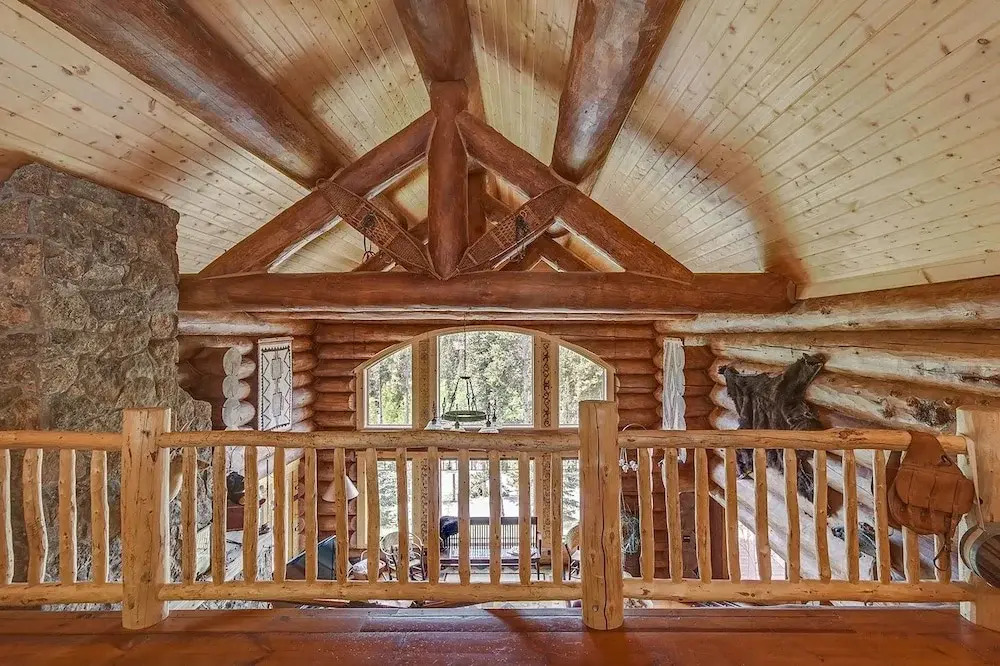 #1686 Custom Built Log Cabin - Indiana Creek Lodge - True Gem With Log Cabin Ambiance!