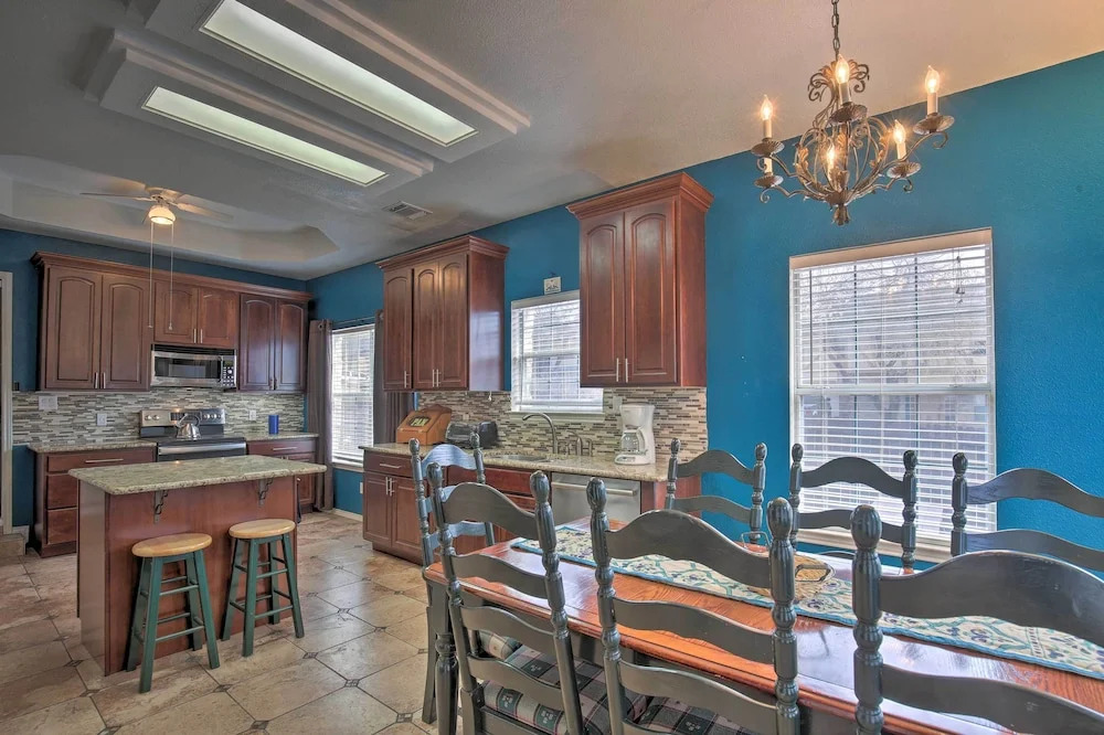San Antonio Home w/ Pool & Hot Tub Near Seaworld!