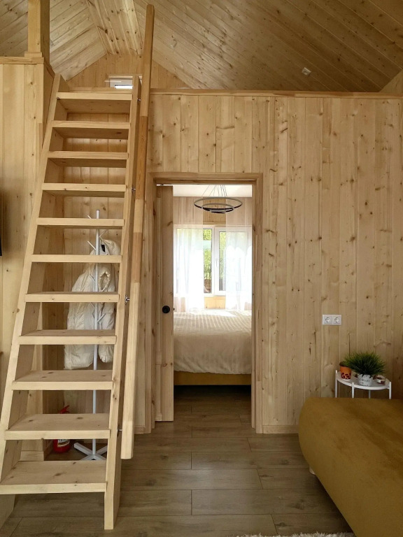 Дом Шелуха (Sheluha House) с сауной у пруда