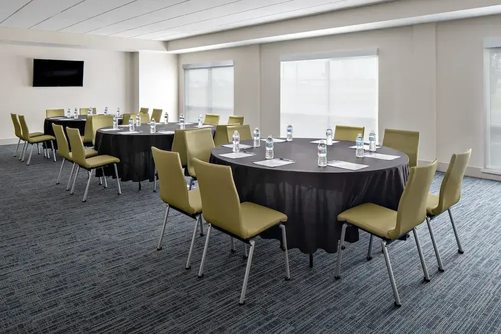Holiday Inn Express & Suites - Elkhorn - Lake Geneva Area by IHG