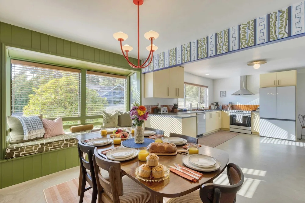 Walk to Beach & Shops Fireplace, Patio Dining & Firepit at Manzanita Ave