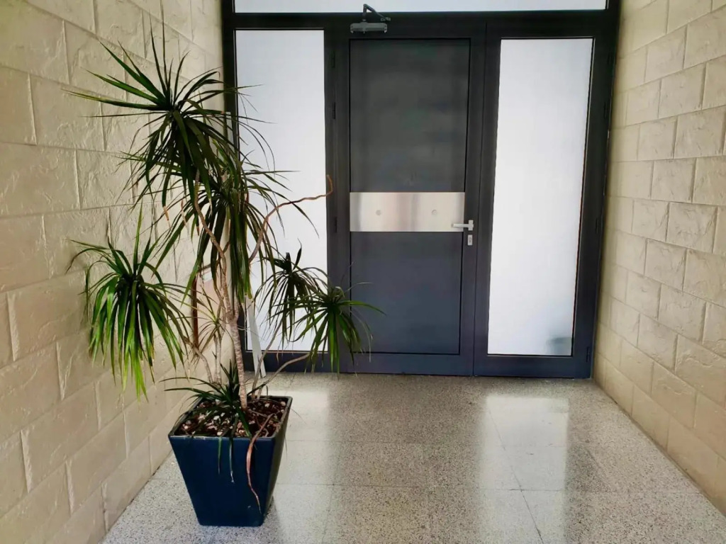 Renovated 2-bedroom flat with free parking, center