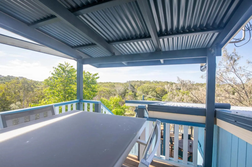 The Blue House - 100M TO BEACH, PET FRIENDLY, BIG HOUSE, SLEEPS 8