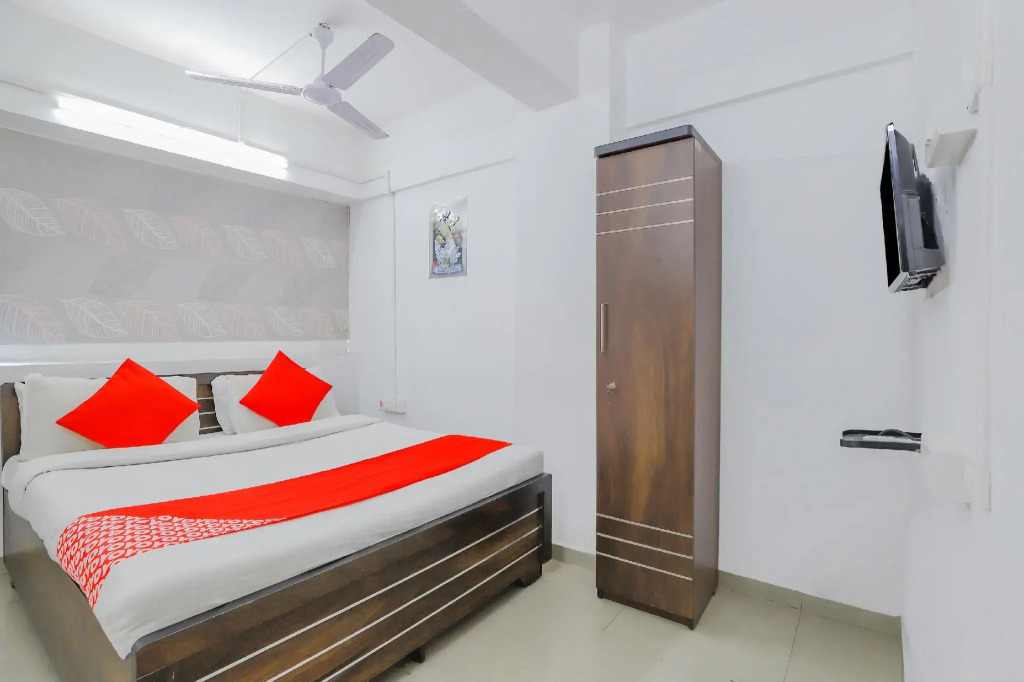 OYO 79236 Hotel Laksh
