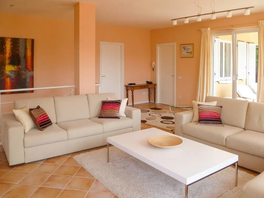 Stunning 4 bed Villa With Private Pool, Bbq, Wifi, Lake Views, Walking Distance to Restaurant
