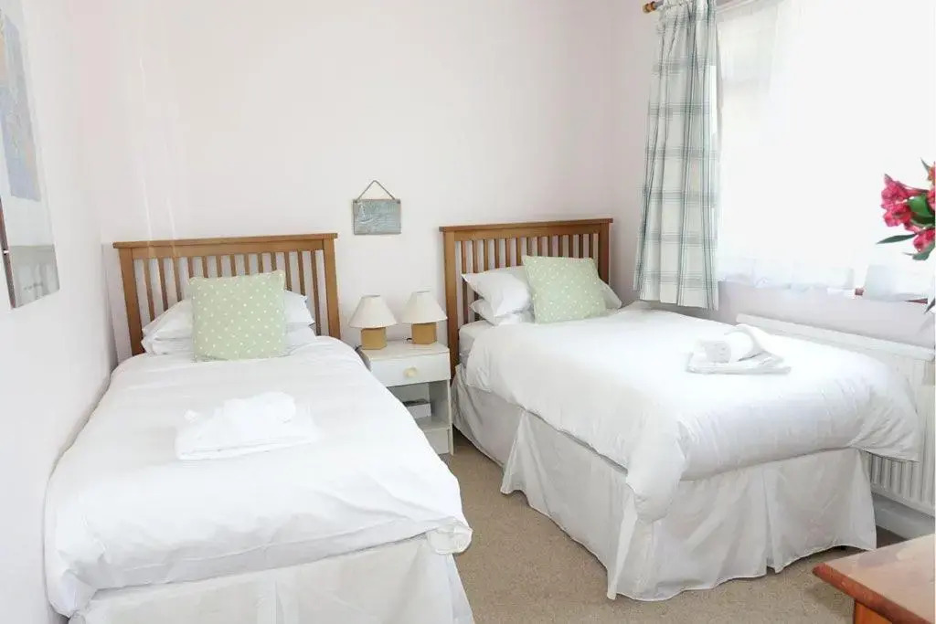 15 Churchfields - Bungalow with Estuary Views and Parking