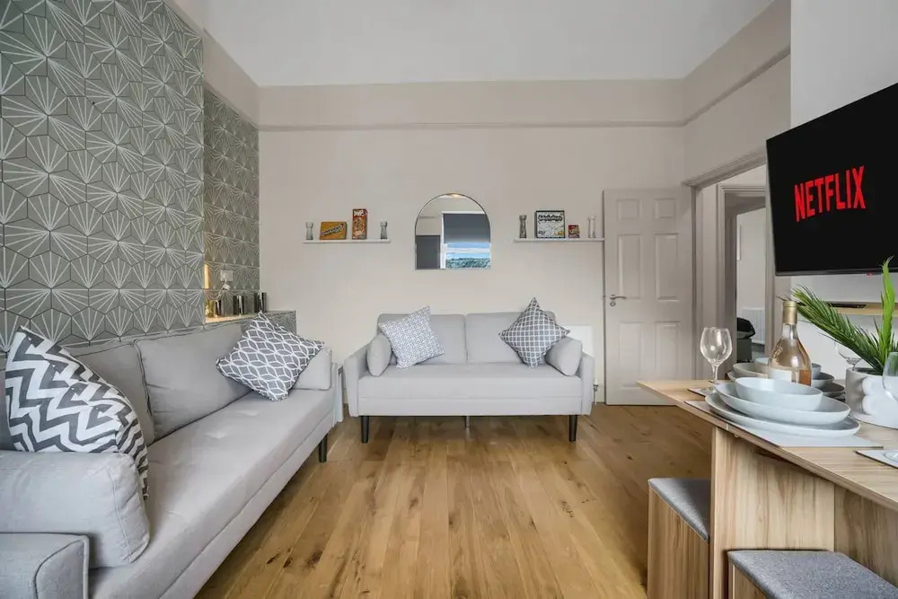 Free Parking Fast Wifi 2 Min to Cardiff City