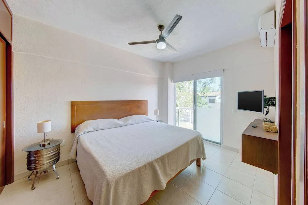 Beautiful Condo With Pool and Close to the Beach