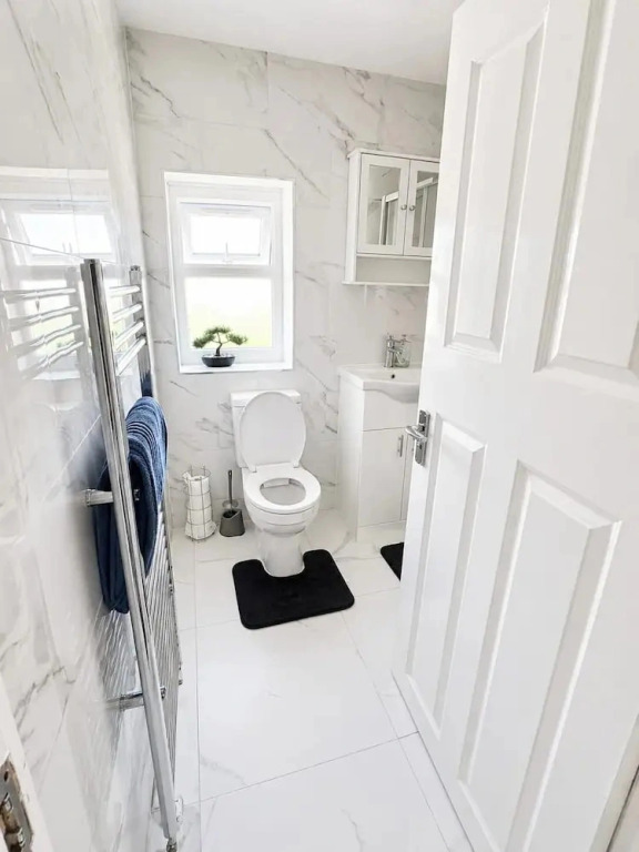 House Sleeps 10 With Parking and Garden
