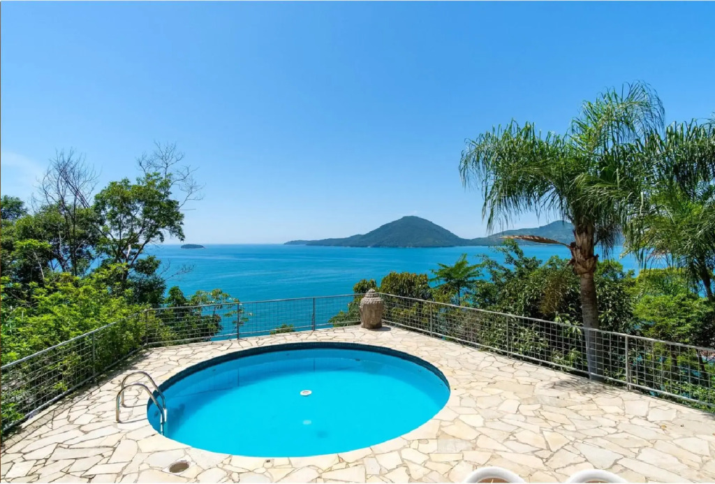 Pineapples Ubatuba | Mansion overlooking the sea