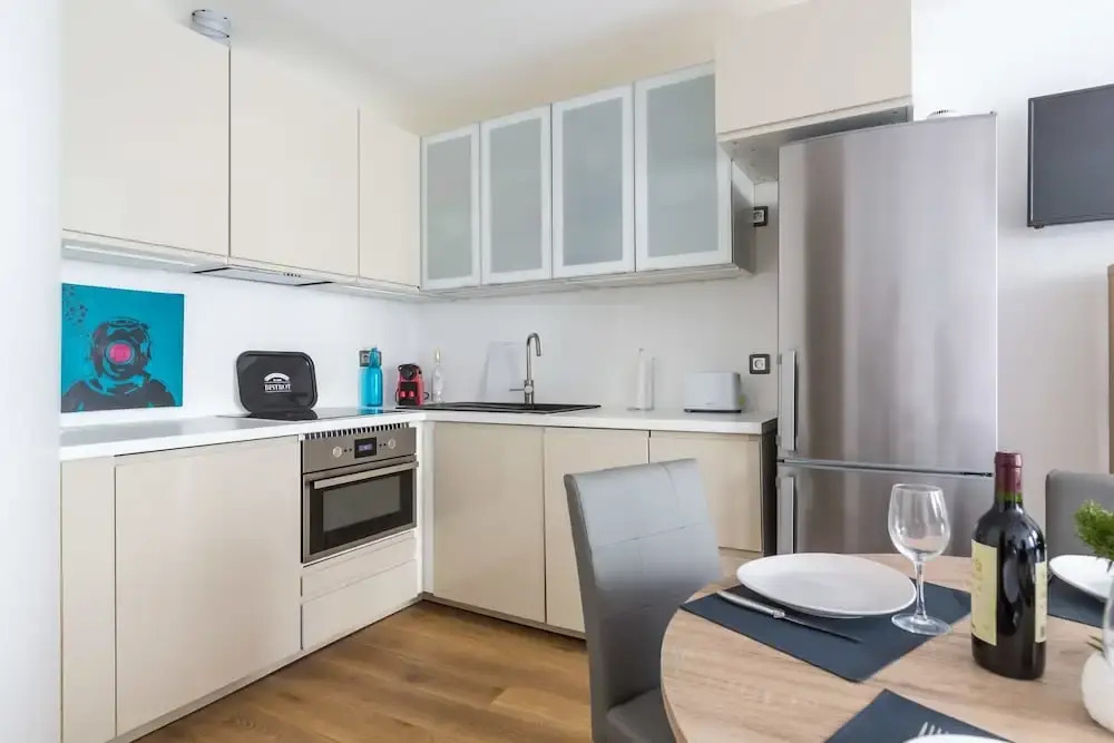 Cozy 3BR Apartment in Capucins, Bordeaux