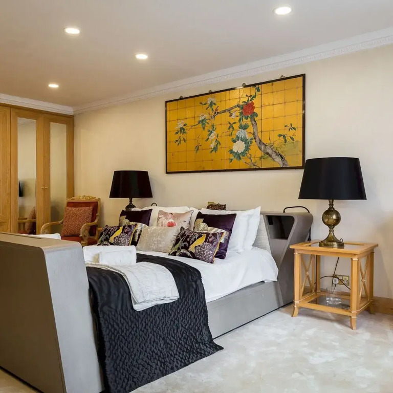 Penthouse 3-bed 3-bath on Marble Arch