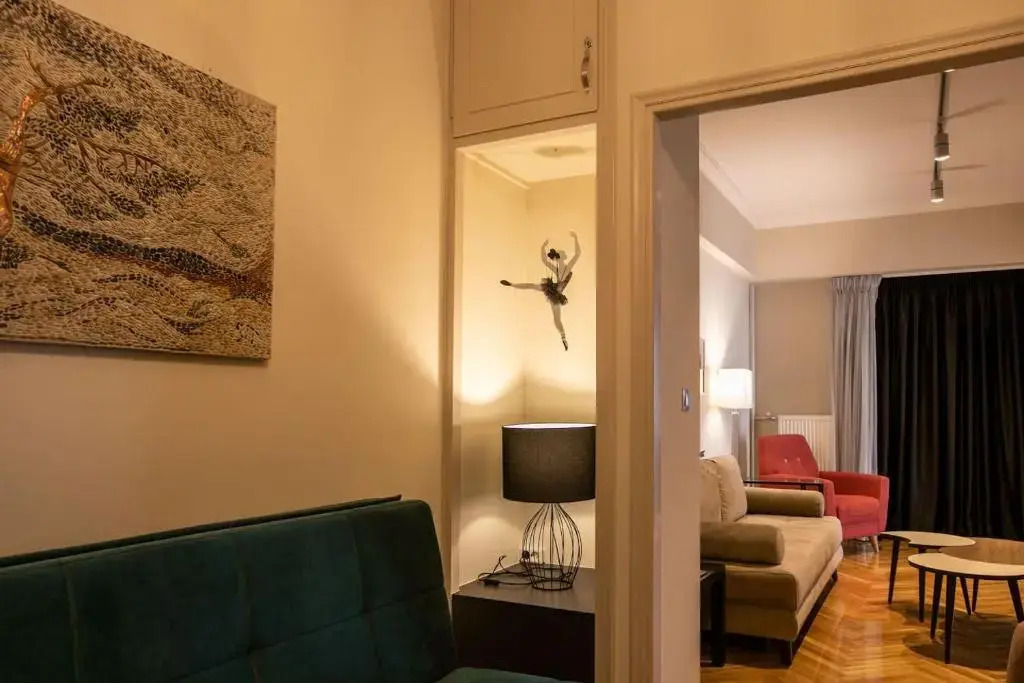Luxurious 4 bdrm+3 bath Apt in the heart of Athens