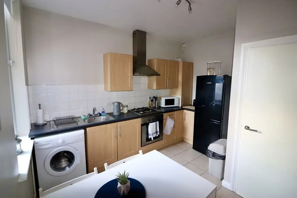 Sleeps 4 only 5 min by taxi