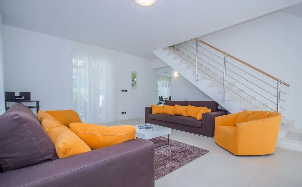 Villa Oleander by Domus Mirus - Rooftop Cinema & Pool & 6min Walk to Beach