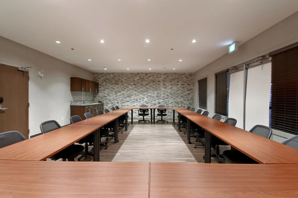 Home Inn & Suites Regina Airport