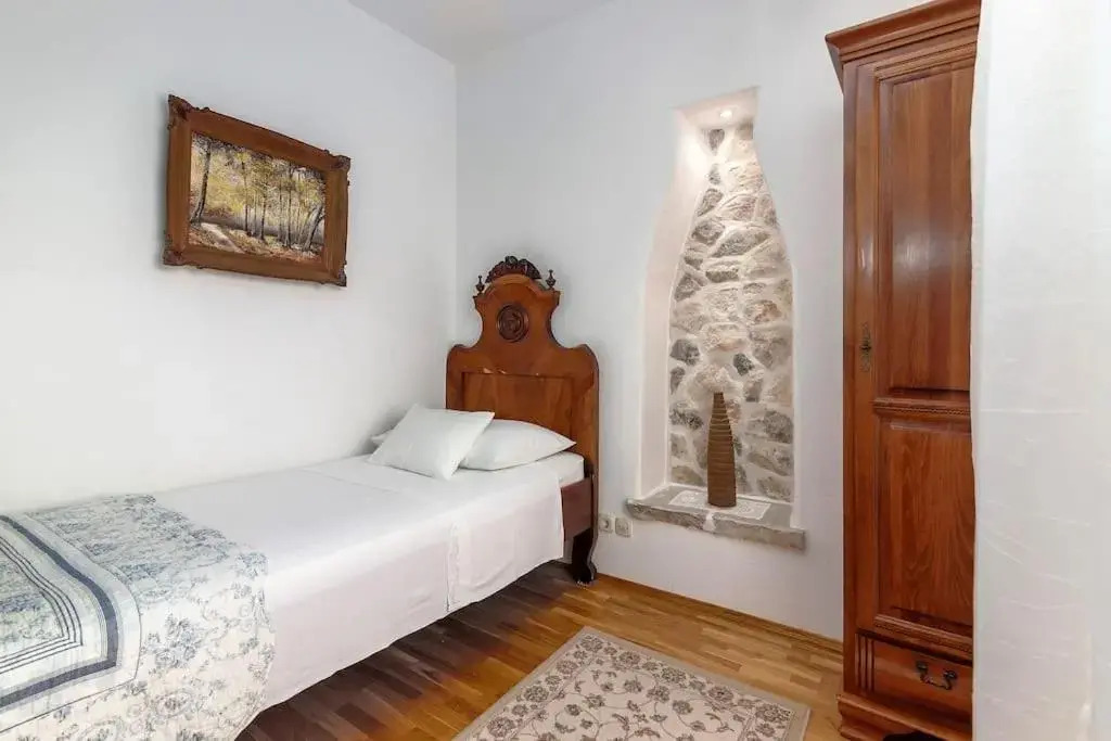 4 bedrooms seafront Villa LAURUS with heated pool for up to 8 people