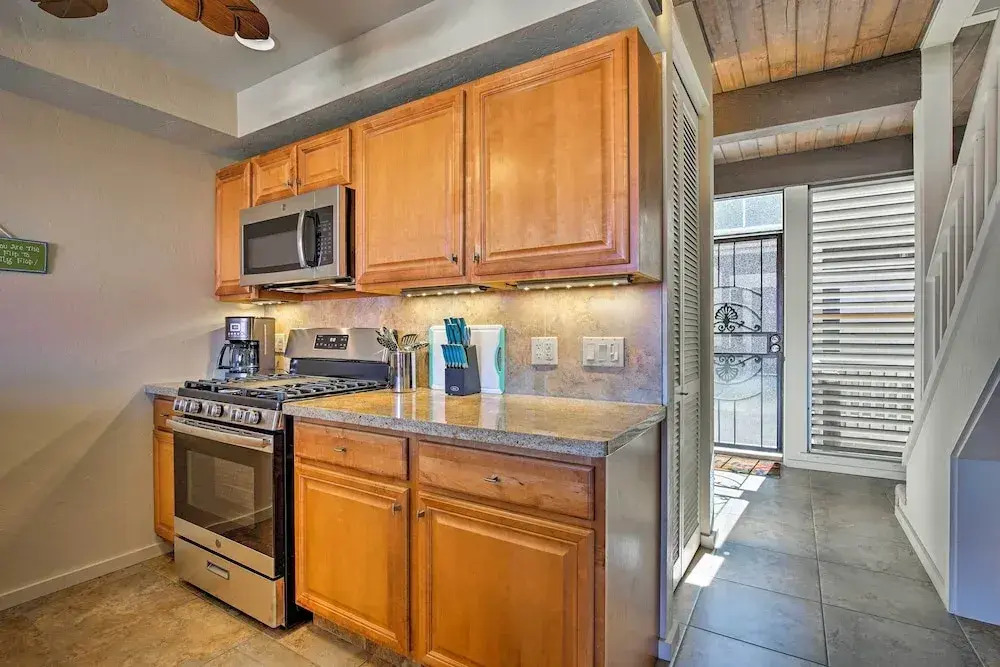 Kona Condo w/ View, Walk to Beach & Restaurants