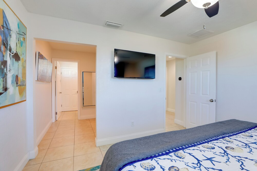 1 Block to Beach! Boutique Condo at Johns Pass