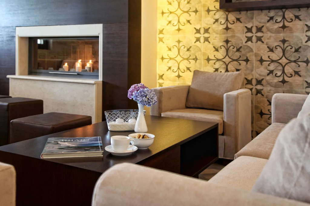 Theta Hotel