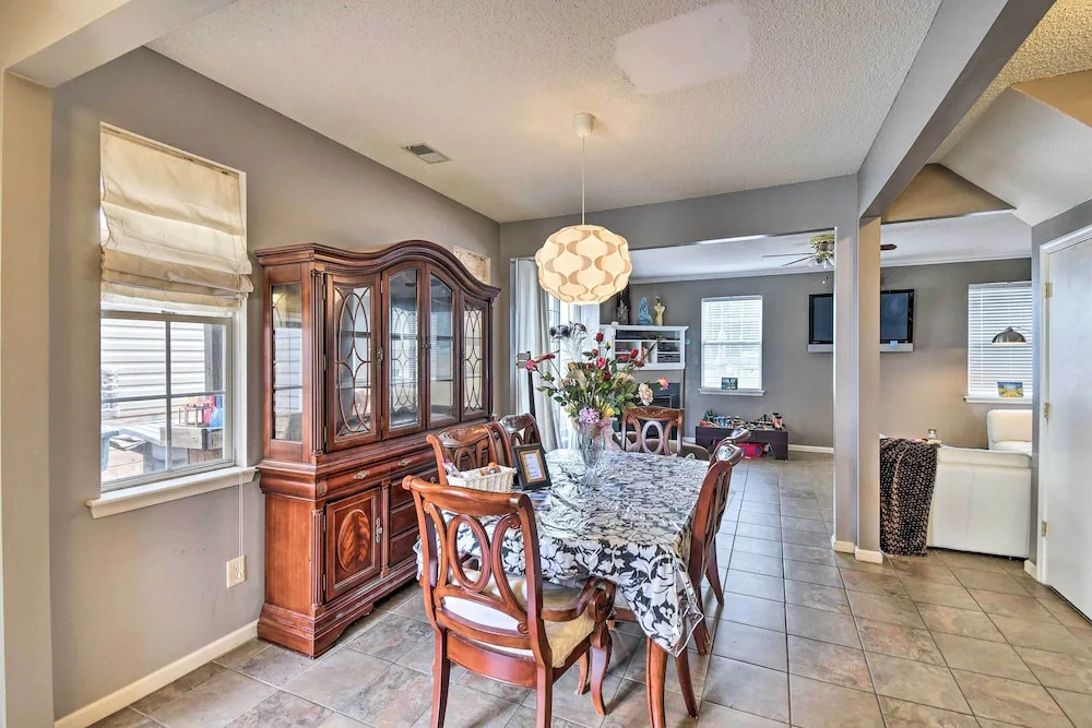 Hampton Home w/ Fireplace + Close to Beaches!
