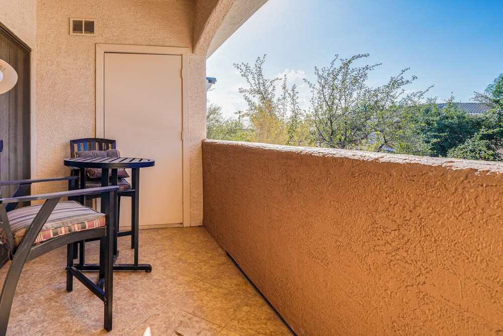 Quiet Phoenix Condo Near Westgate & Hiking Areas