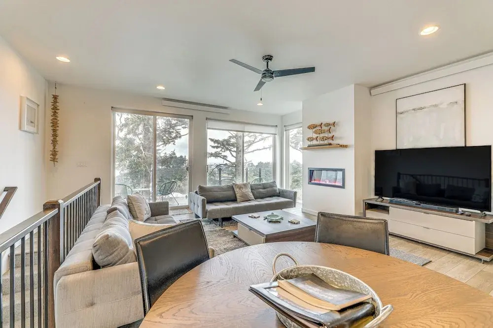 Depoe Bay Townhome w/ Deck & Stunning Ocean Views!