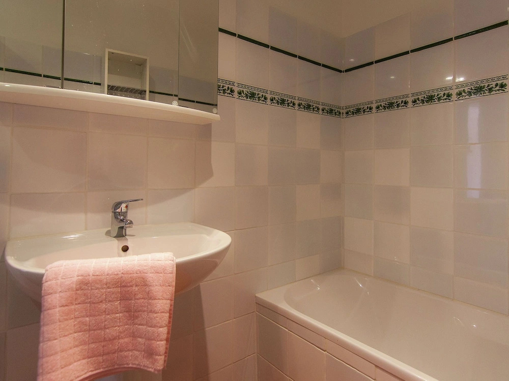 Exquisite Holiday Home in Issac With Swimming Pool