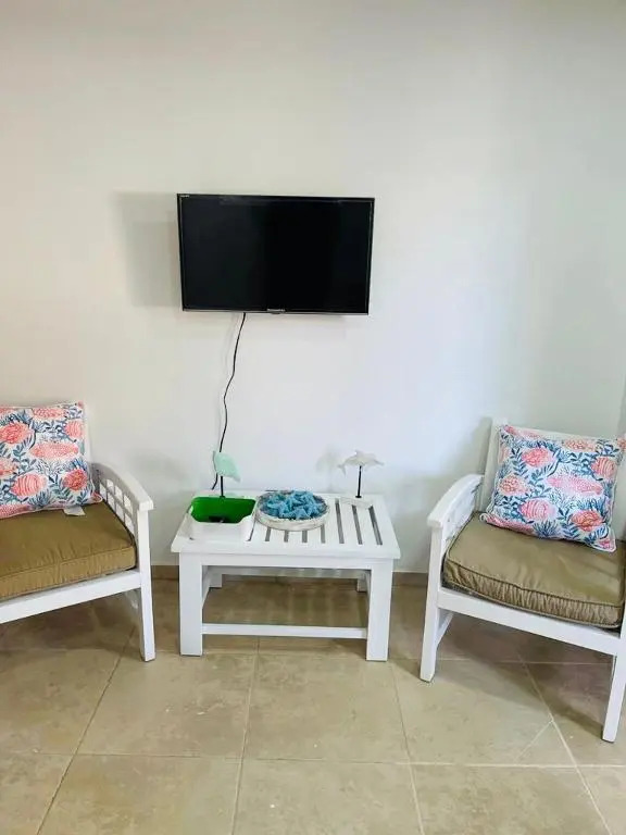 Lovely Beachfront 2 bedrooms condo with 2 pools