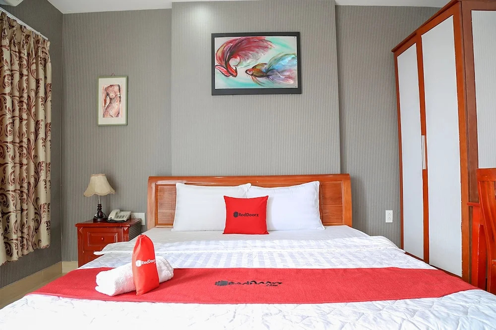 RedDoorz Plus near Hoang Van Thu Park