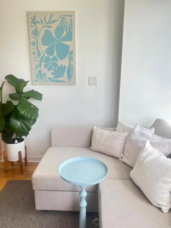 Lovely one-bedroom apartment with swiming pool, hot-tube and gym in central location