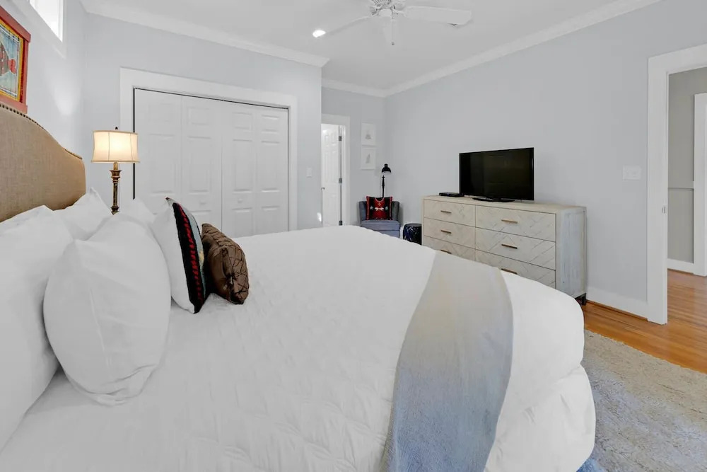 Spacious 4-bedroom Beach Retreat: Ideal for Families & Groups!