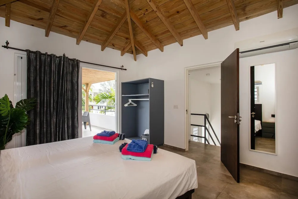 Casa Maria Curacao. Luxury 6 Bedroom Villa Next to Supermarket & Jan Thiel Beach