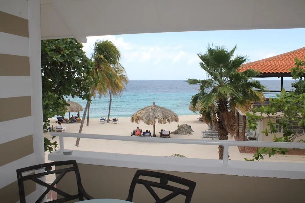 Moomba B&B Ocean Front Hostal