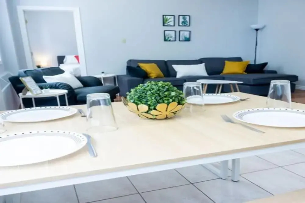 2BR Condo in Heart of Uptown Coffee Wifi