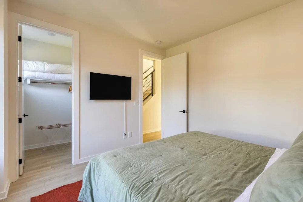 Sleeps 24! 3 Modern 4bdr Townhomes w/ Covered Patios Nashville Group Retreat