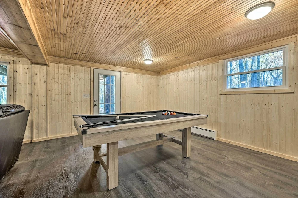 Game Room, Fire Pit and Deck Spacious Poconos Home!