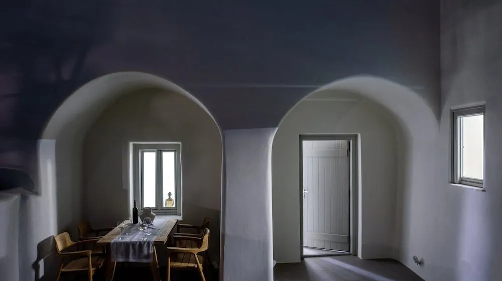 Oia Treasures Art Suites