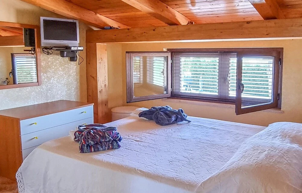 Stunning Home in Ricadi With Wifi, 7 Bedrooms and Outdoor Swimming Pool