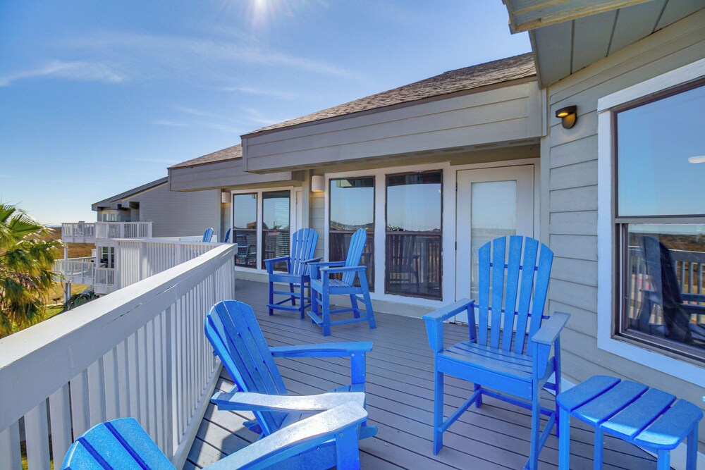 Walk to Beach! Pet-friendly Mustang Island Retreat